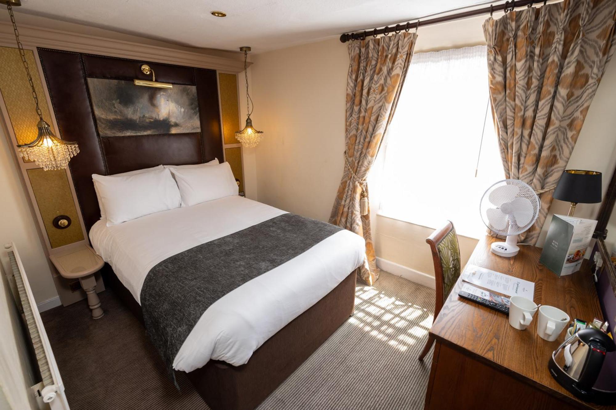 Antelope By Greene King Inns Poole Extérieur photo