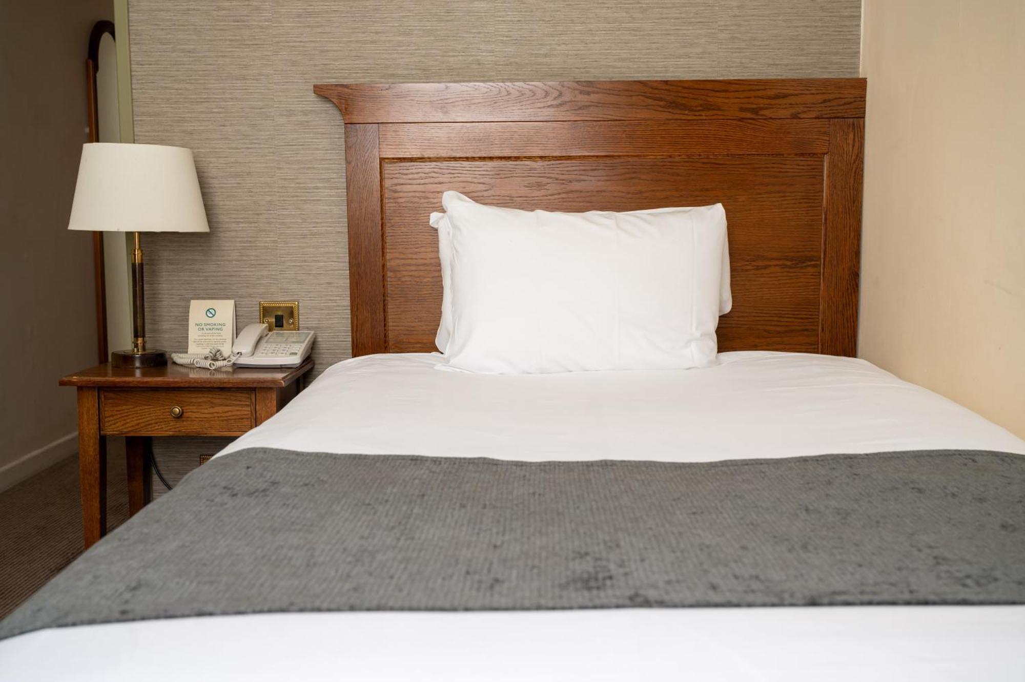 Antelope By Greene King Inns Poole Extérieur photo
