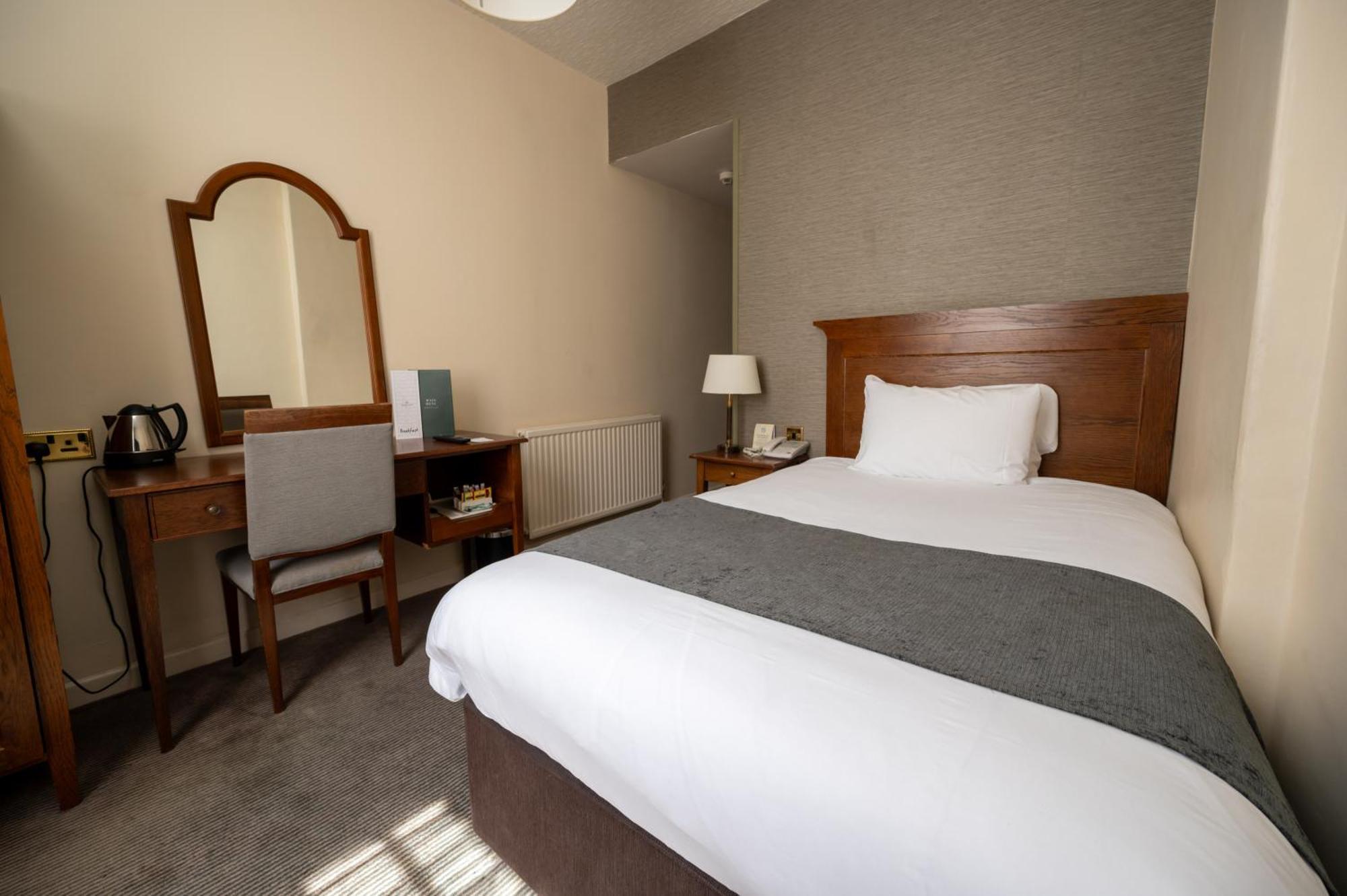 Antelope By Greene King Inns Poole Extérieur photo