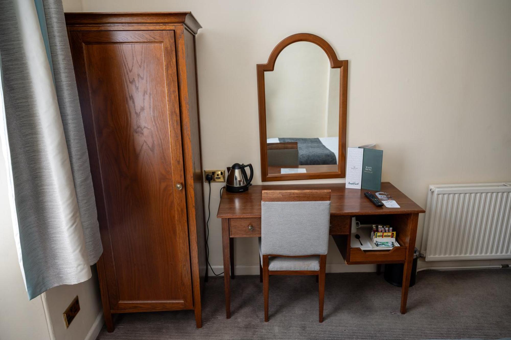 Antelope By Greene King Inns Poole Extérieur photo