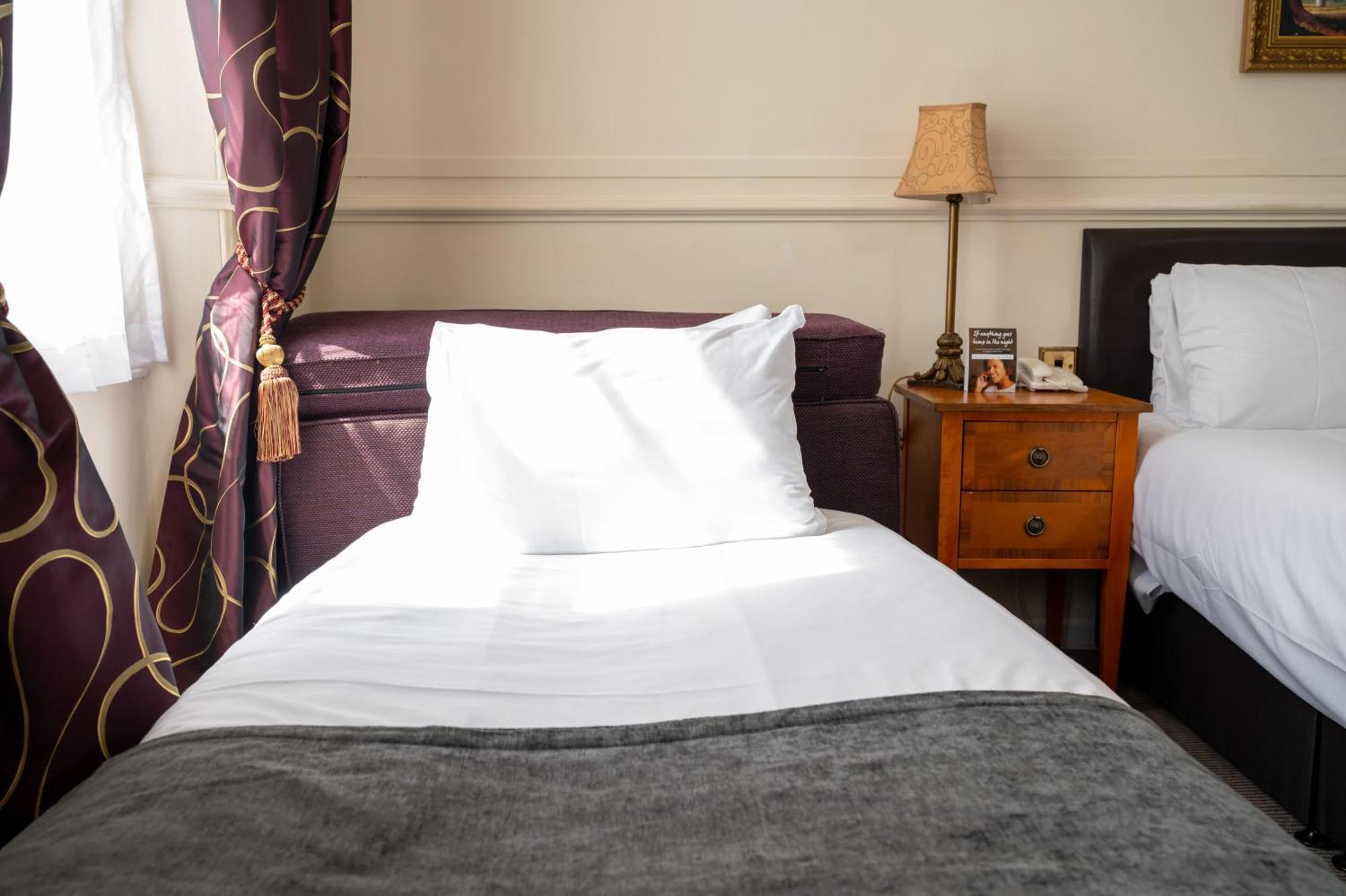 Antelope By Greene King Inns Poole Extérieur photo